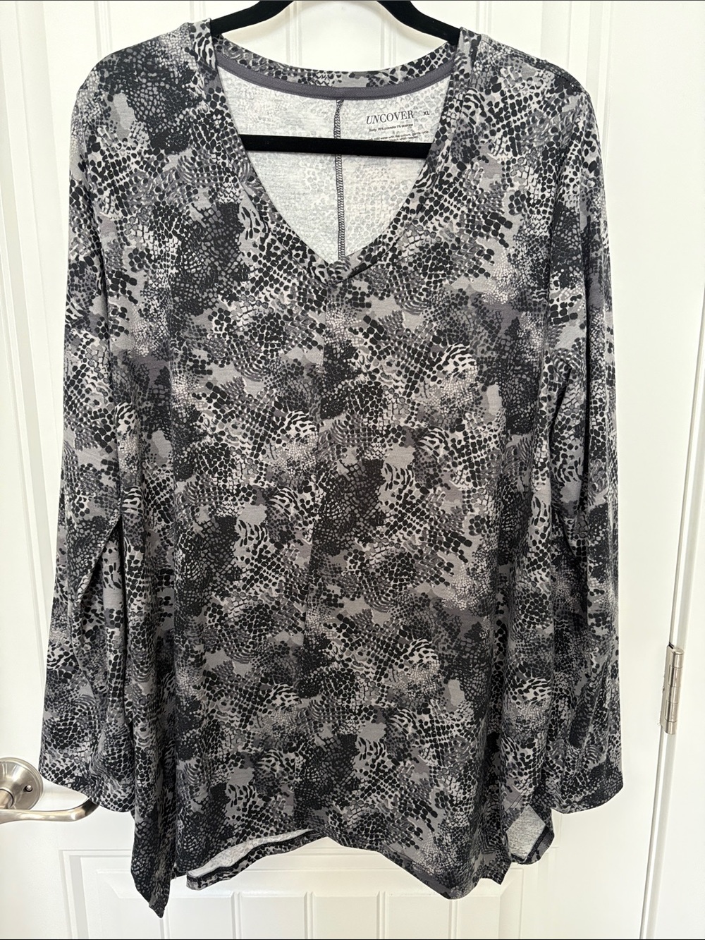 Uncover V-Neck Flowy Long Sleeve Top - Black & Gray Print